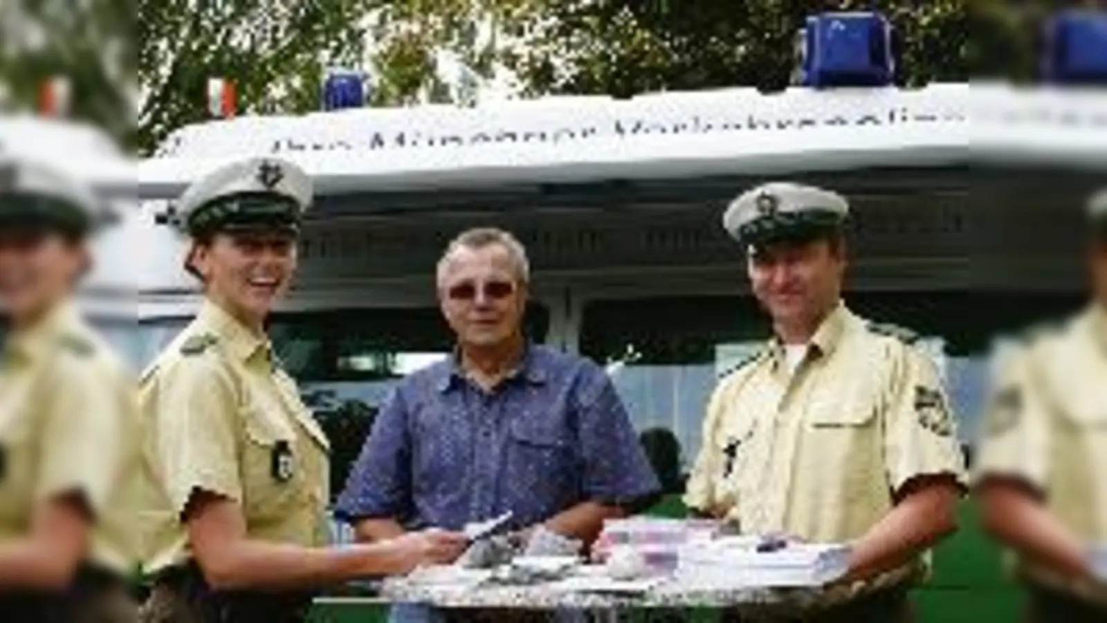 Ellen Eberle von der Verkehrserziehung und Josef Voit, Kontaktbeamter der Polizei Ismaning, standen den Bürgern am Montag Rede und Antwort.	  (Foto: ms)