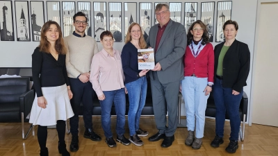 Die Arbeitsgruppe „Schnittstellen/Öffentlichkeitsarbeit“ im Netzwerk „Älter werden im Dachauer Land“ mit dem neuen Ratgeber und Landrat Stefan Löwl (3. v. r.) (Foto: LRA/Sina Török)