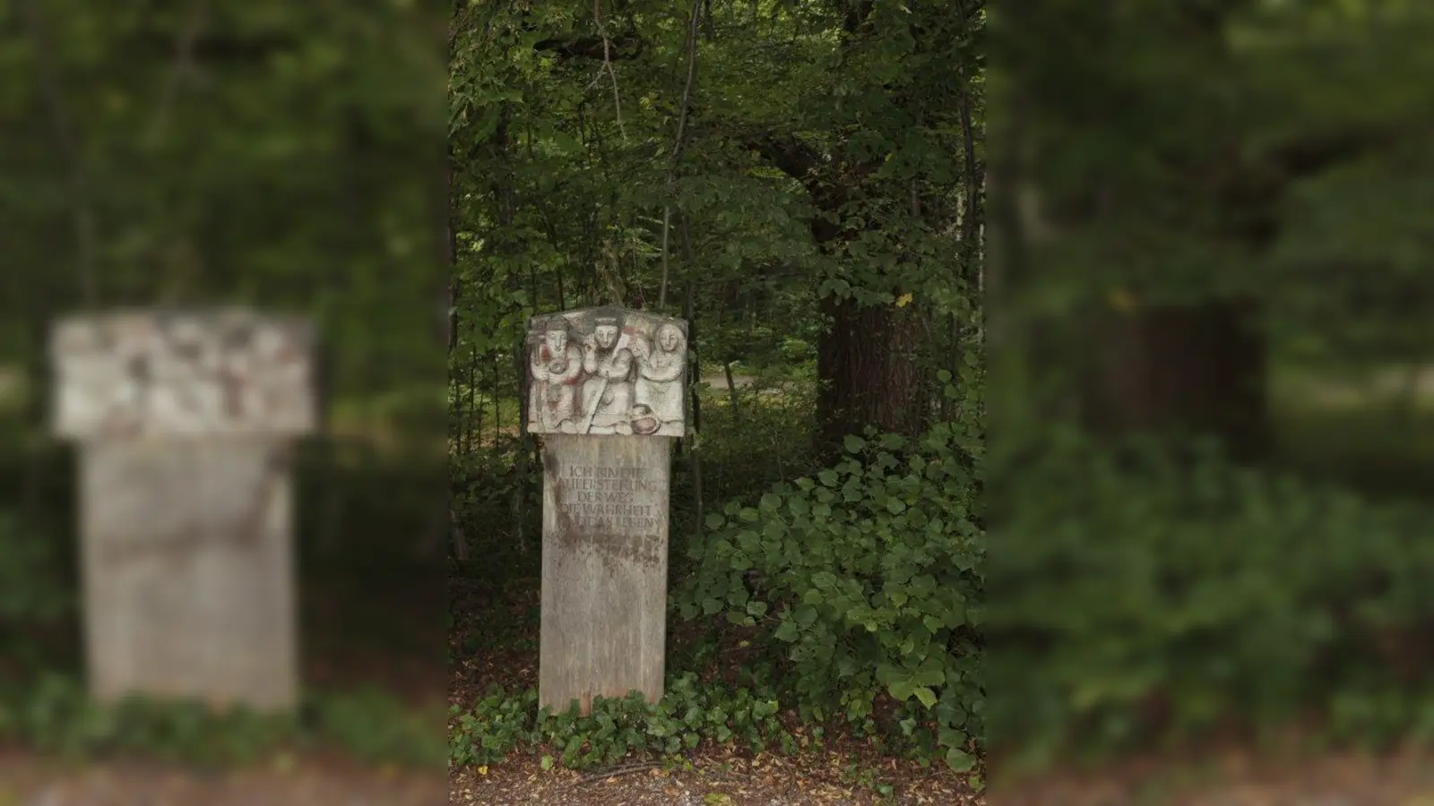 Wer den Wallfahrerweg entlanggeht, der von Gräfelfing durch den Wald nach Maria Eich führt, stößt auf Kreuzwegstationen. Sie zeigen die Solidarität Gottes mit den Menschen gerade in Situationen, in denen das Leben schwer auf den Schultern lastet. Der Kreuzweg beginnt gut zehn Gehminuten von Maria Eich entfernt und endet bei der Gnadenkapelle mit einer zusätzlichen 15. Station, die die Auferstehung Jesu darstellt. So soll deutlich werden: Auch in unserem Leben werden Tod und Leid nicht das letzte Wort haben. Diesen Bildstock, der auf die Auferstehung verweist, haben wir letzte Woche gesucht. (Foto: job)