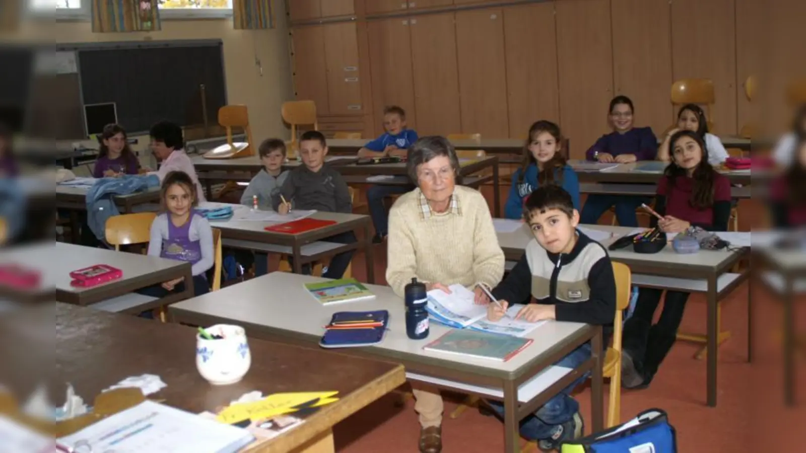 Für die Hausaufgabenhilfe in der Verbandsgrundschule München-Karlsfeld werden noch weitere Mitstreiter gesucht. Heidrun Rogge hat vor vier Jahren die Hausaufgabenhilfe initiiert und ist noch immer mit Begeisterung bei der Sache. (Foto: ar)