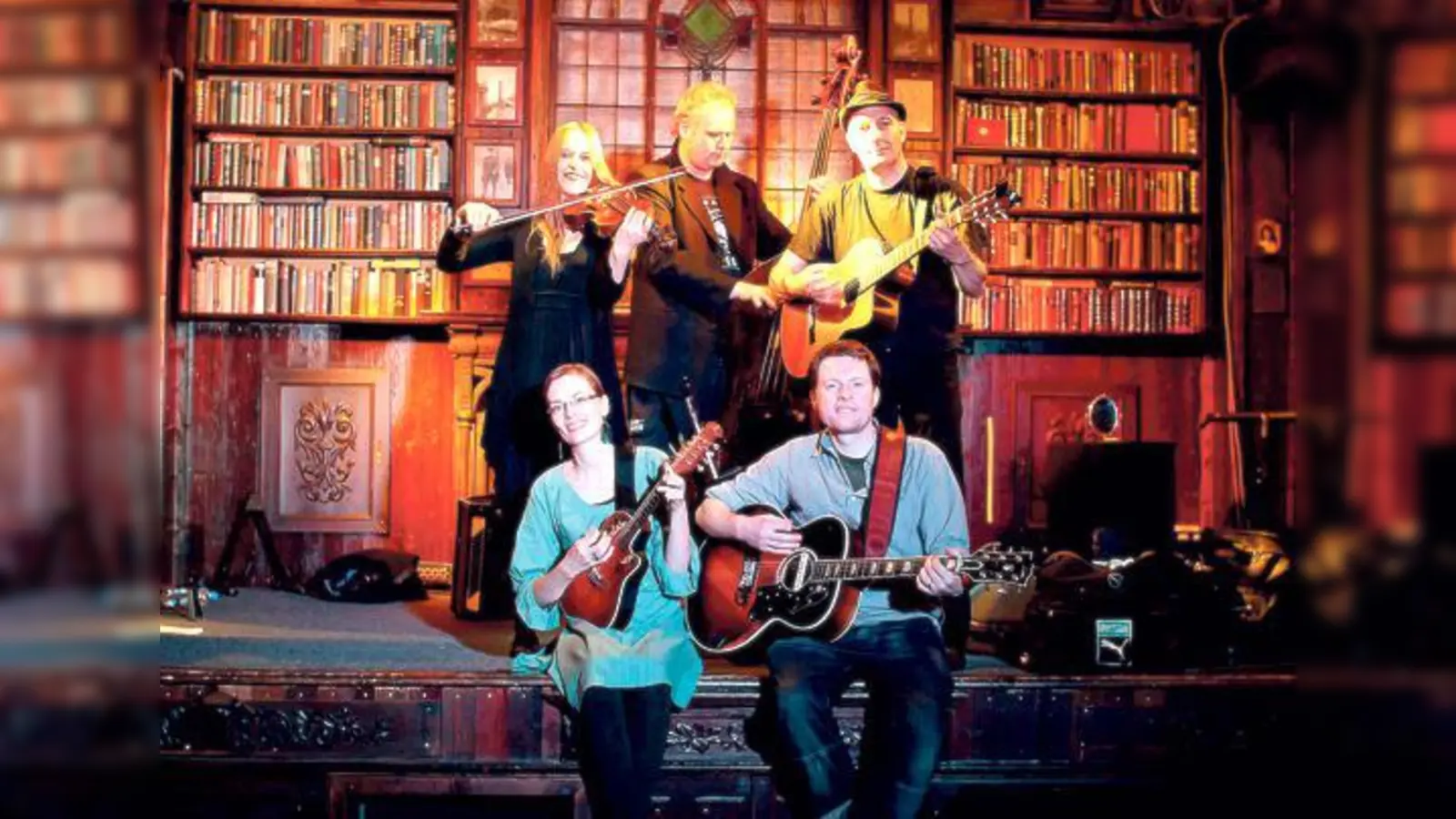 Jimmy Kelly (vorne rechts) und seine Band »My Hometown« präsentieren in der Drehleier eine bunte Mischung aus verschiedenen Musikstilen. 	 (Foto: VA)