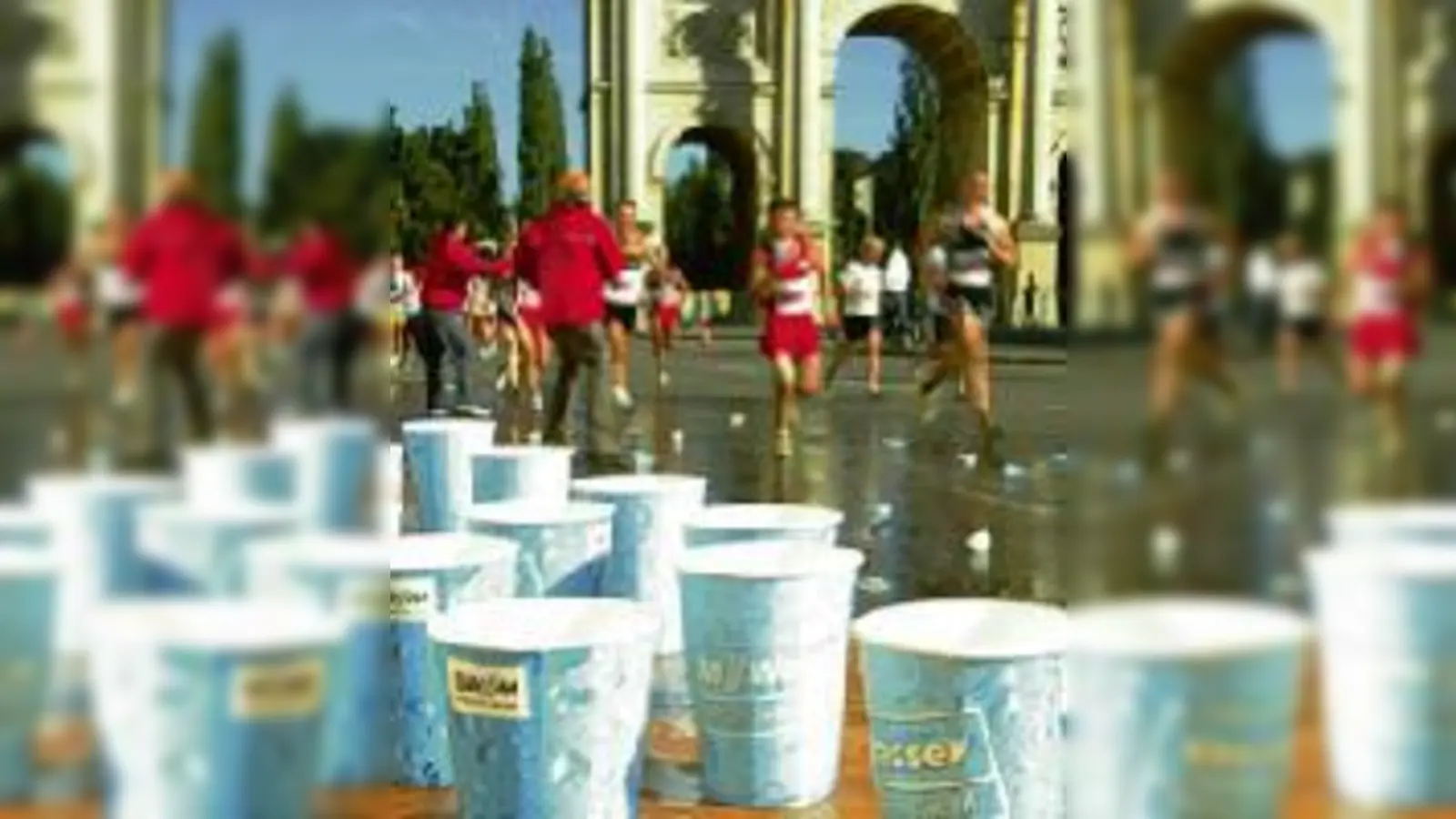 Rechtzeitig trinken ist ein Muss für alle Teilnehmer am München Marathon.  (Foto: SWM)