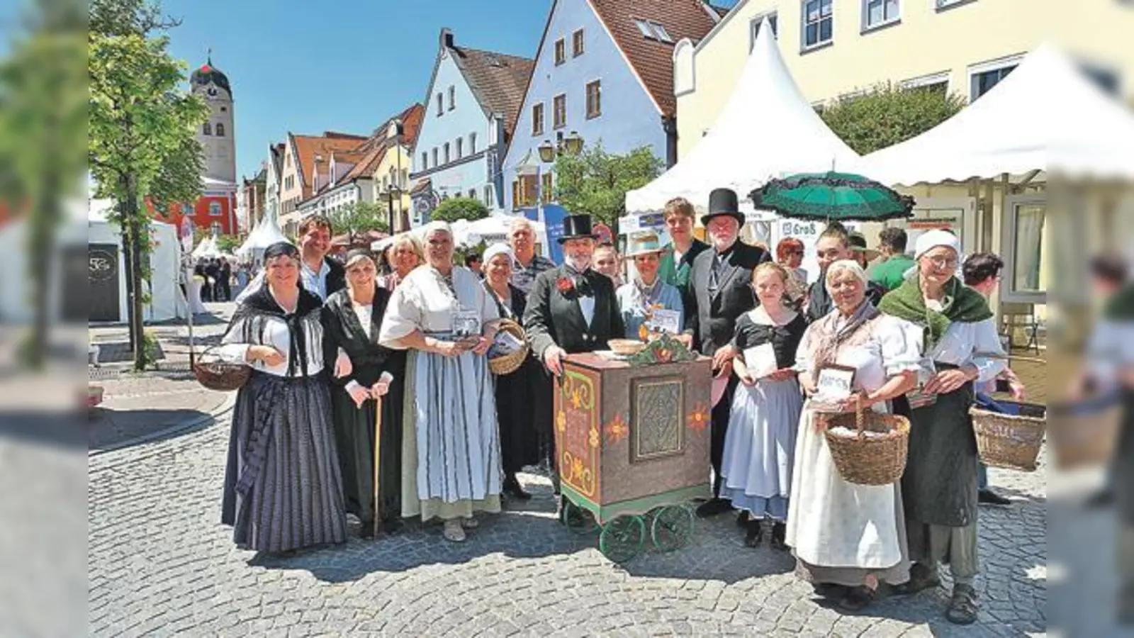 Die VSG Altenerding hat stilecht in historischen Kostümen in der Erdinger Altstadt Werbung für ihr Stück gemacht. Am 13. Juli gibt es eine Zusatzvorstellung.	 (Foto: VSG)