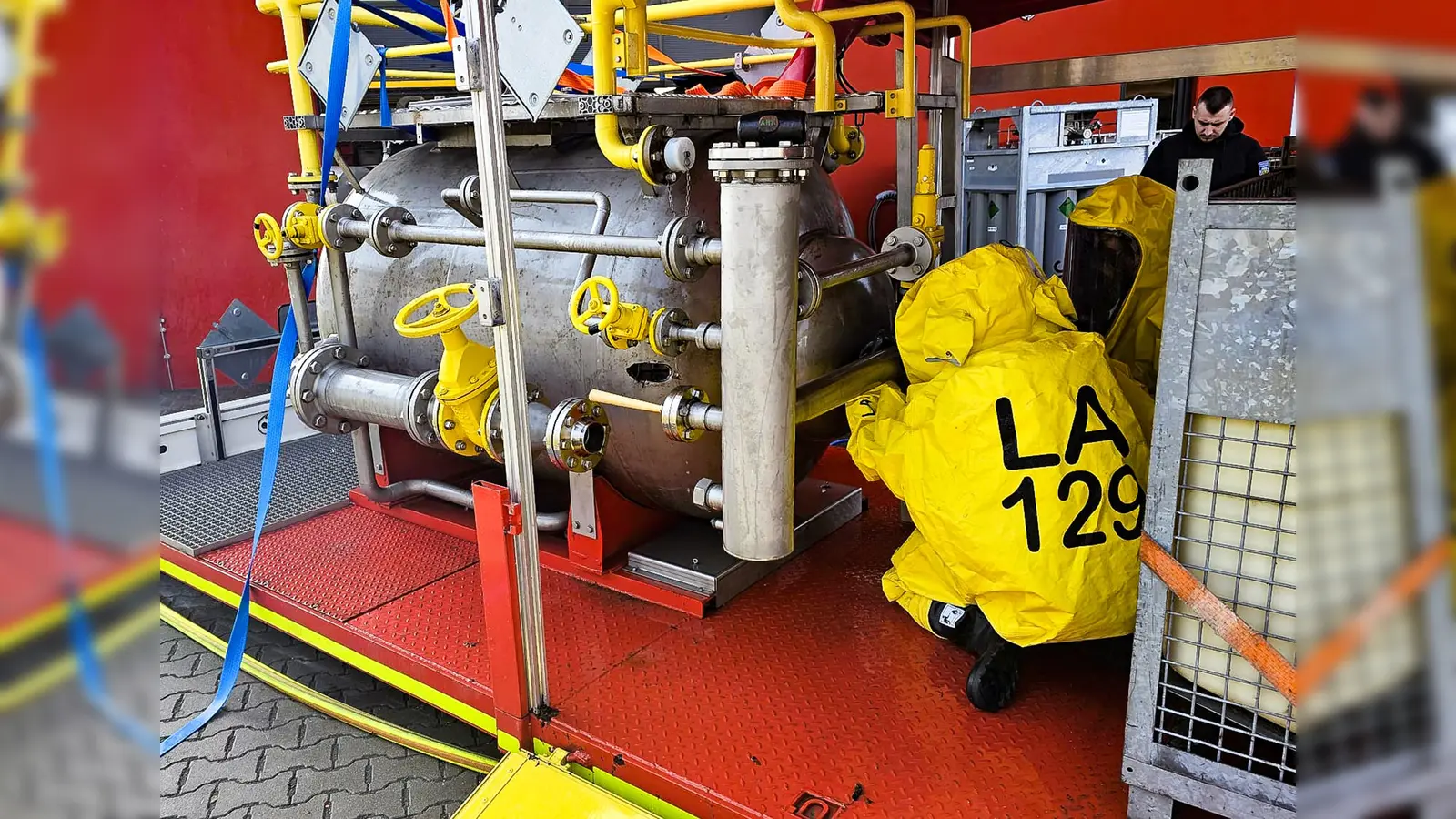 Die Ausbilder lernten die Handhabung der neu beschafften Anzüge kennen. (Foto: KBI Dachau)