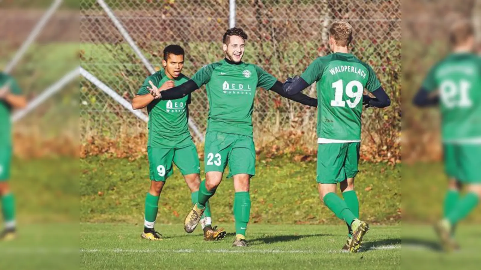 Beim neuen Tabellenführer SV Waldperlach war Kevin Orlando (Mitte) der gefeierte Mann. Der Stürmer schnürte in Hohenlinden einen Doppelpack.	 (Foto: Christian Riedel)