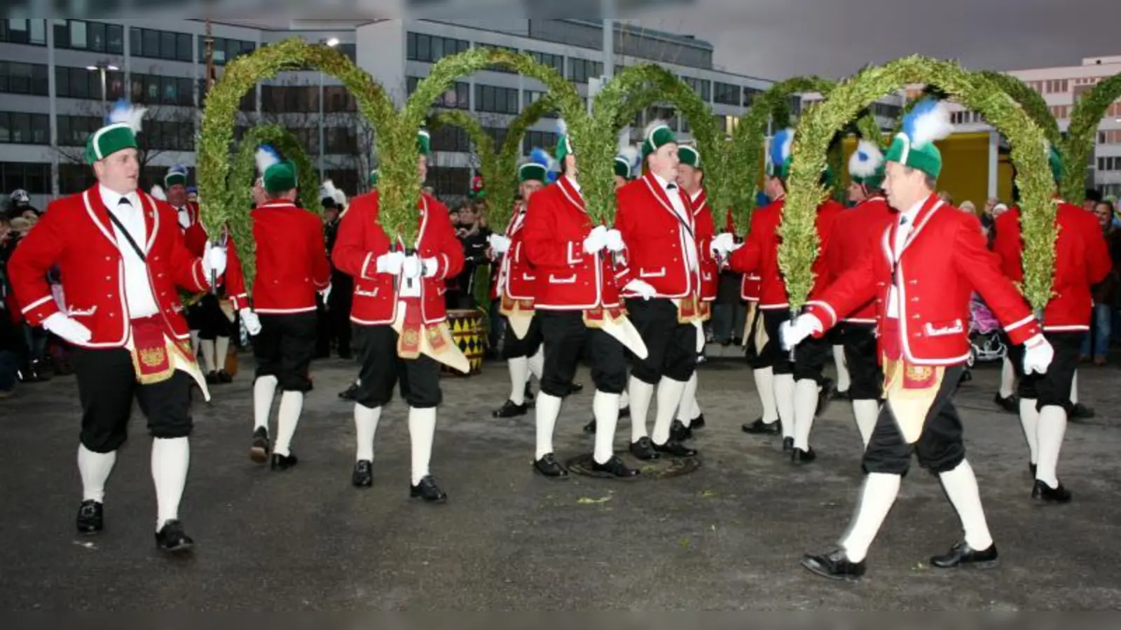 Erster Auftritt in Sendling: Am Samstag tanzten die Schäffler vor dem Edeka Melic in der Implerstraße. (Foto: job)