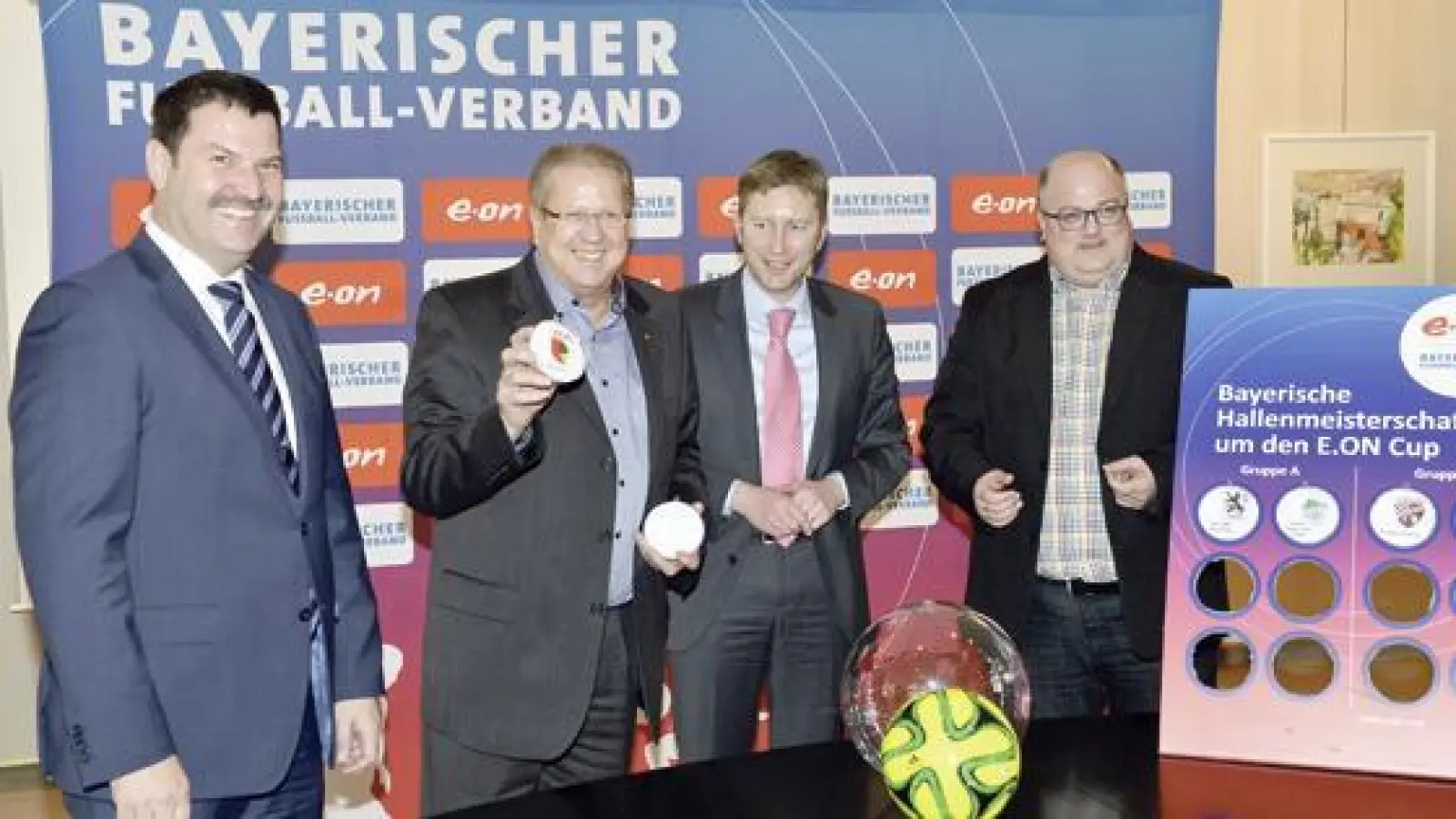 Sponsorenvertreter Franz Gutmann, BFV-Bezirksvorsitzender Volker Wedel, Bürgermeister Richard Greiner und Uwe Röhr vom Jugendausschuss (v. li.) bei der Auslosung.  (Foto: BFV)