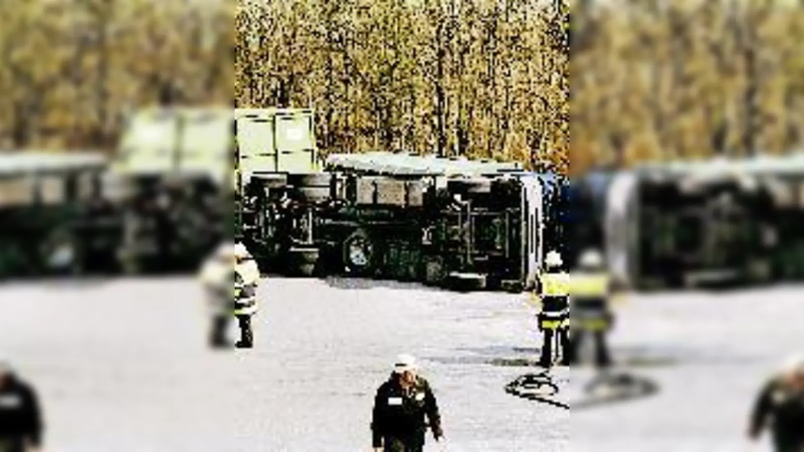 Wie ein Käfer auf dem Rücken  der umgestürzte Lkw auf der Ungererstraße.	 (Foto: KVR)