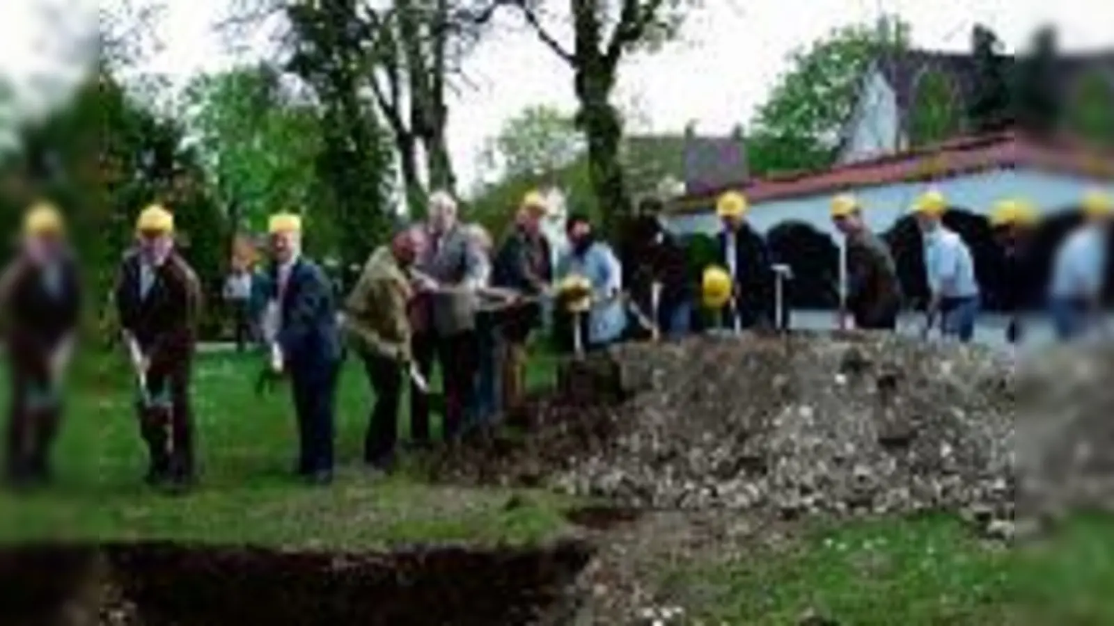 Bürgermeister L. Baumann (3. v. l.) setzte mit den Gemeinderäten und den am Bau Beteiligten den ersten Spatenstich für die neue Aussegnungshalle auf dem Friedhof an der Friedenstraße. (Foto: VA)