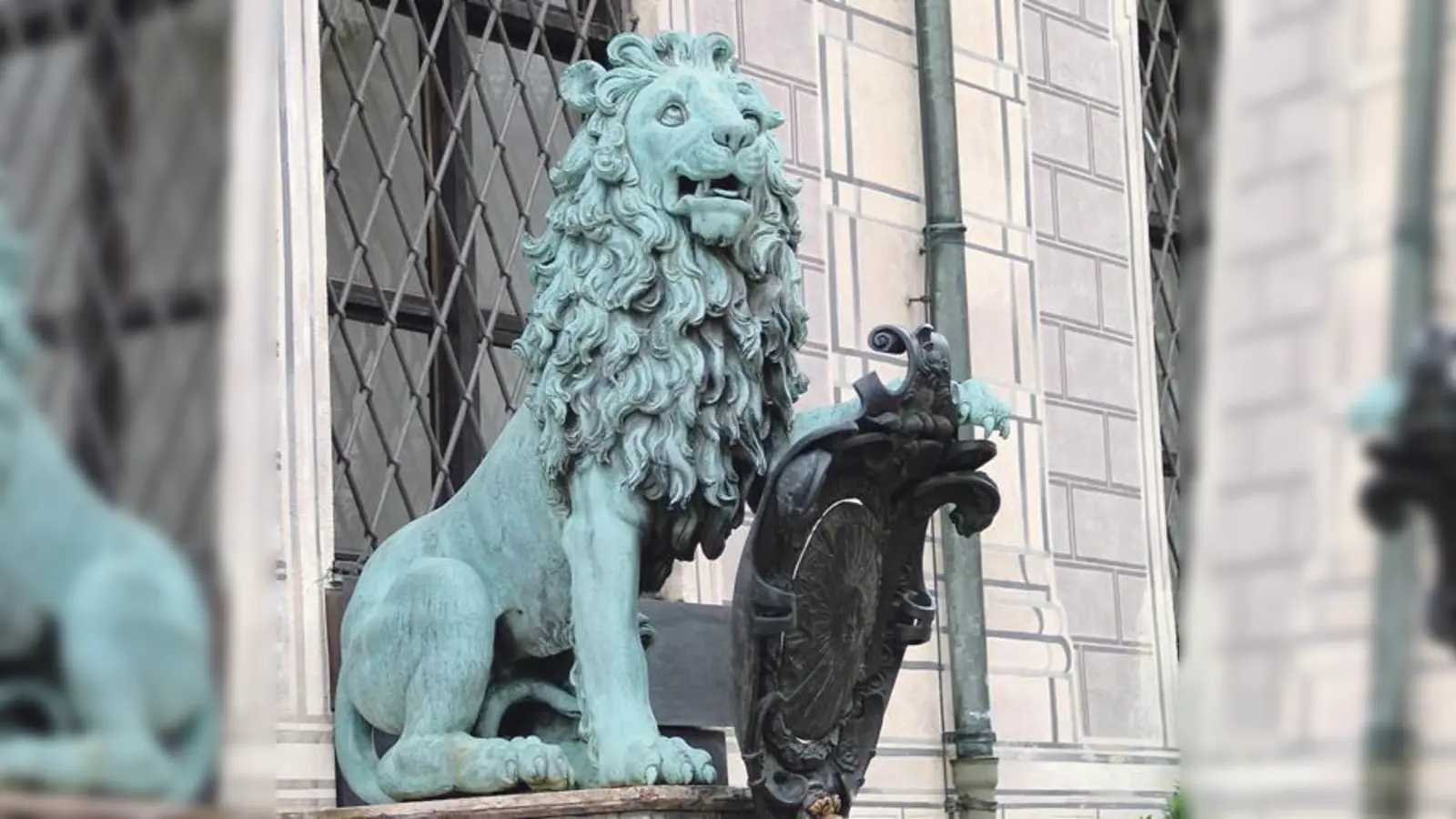 Was hat es mit den Löwen vor der Residenz auf sich? Die Führung wird es zeigen. 	                    (Foto: Anna Barnsteiner)