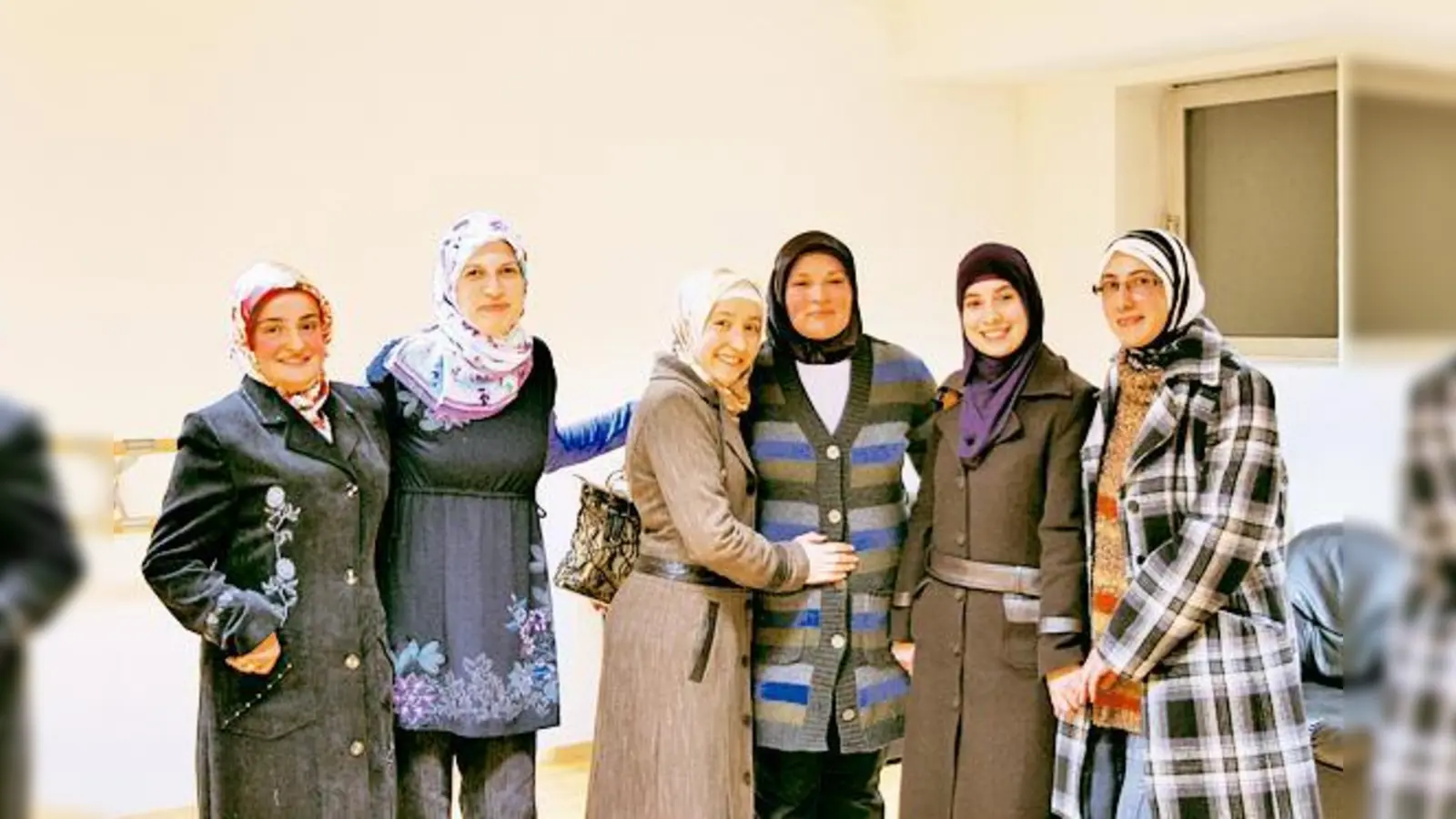 Sportlehrerin Ayse Ardahan mit fünf Teilnehmerinnen des Angebotes »Fitness und Entspannung«. 	 (Foto: VA)