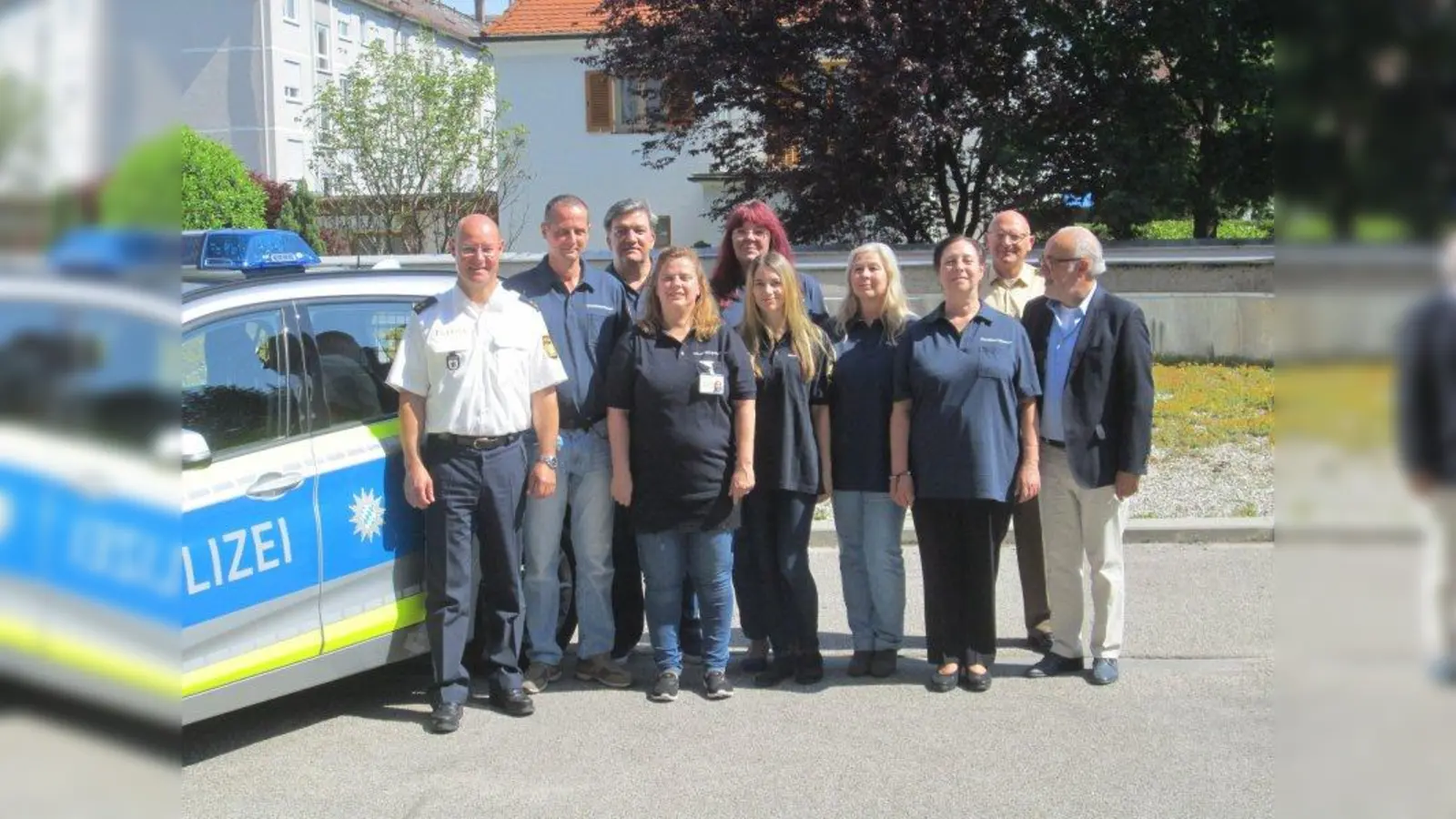 Start der Sicherheitswacht (von links): Polizei-Dienstellenleiter Christian Wittstadt mit Florian Niemeier, Udo Ernst, Monika Rückerl, Susanne Schuster, Anja Hack, Karin Heß-Sappl, Monika Schwaiger, stv. Dienststellenleiter Reinhard Endreß und dem Bezirksausschussvorsitzenden Günter Keller. (Foto: Pol)