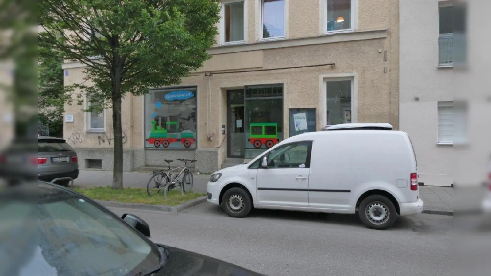 Zwei Parkplätze fallen im Bereich Tulbeckstraße 19 für den Sommer weg. Vor dem Kindergarten Lummerland entstehen zwei Parklets mit Sitzmöbeln, Spielmöglichkeiten und Pflanzen. (Foto: ds)