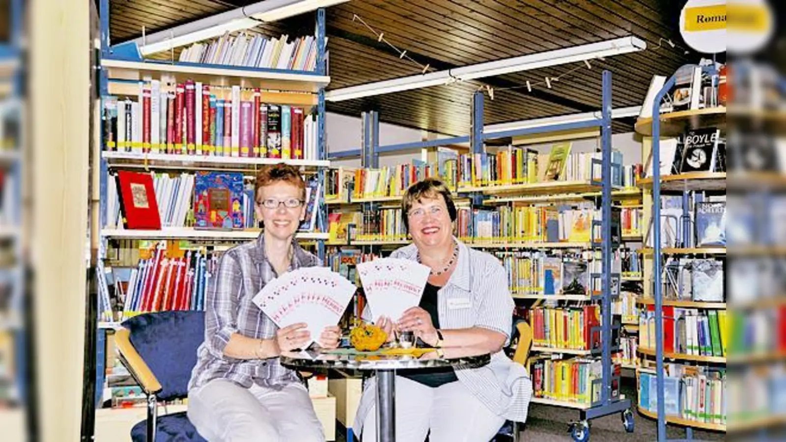 Die Leiterin der Gemeindebücherei, Ursula Buchhardt (re) und ihre Kollegin Brigitte Lösch freuen sich auf den Hörgenuss.  (Foto: Föll)
