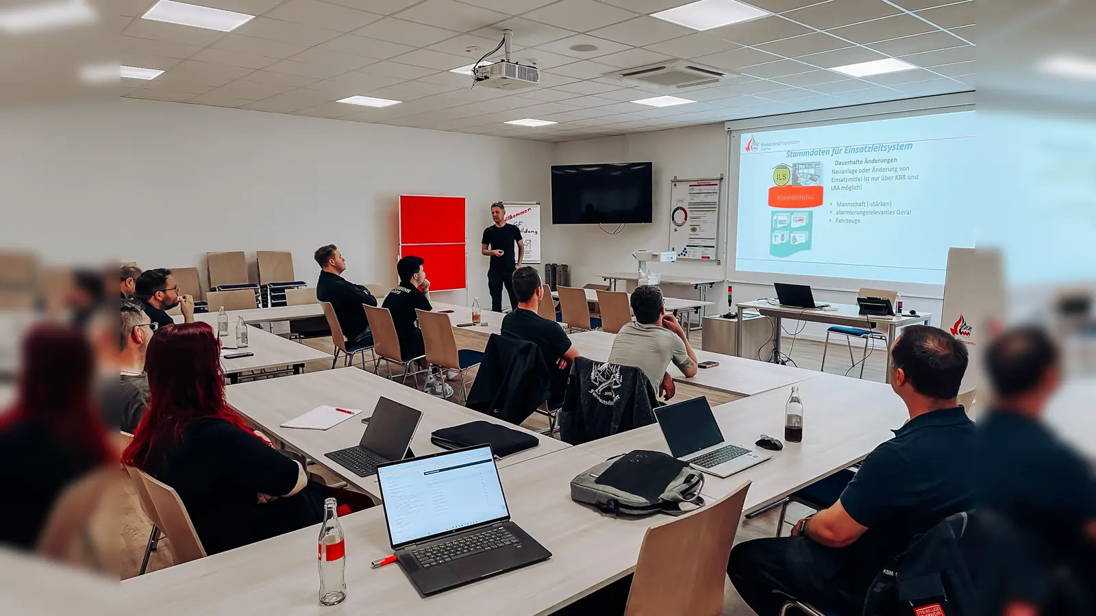 Die Teilnehmer erhielten auch umfassende Einblicke in die organisatorischen Abläufe der KBI.  (Foto: KBI Dachau)