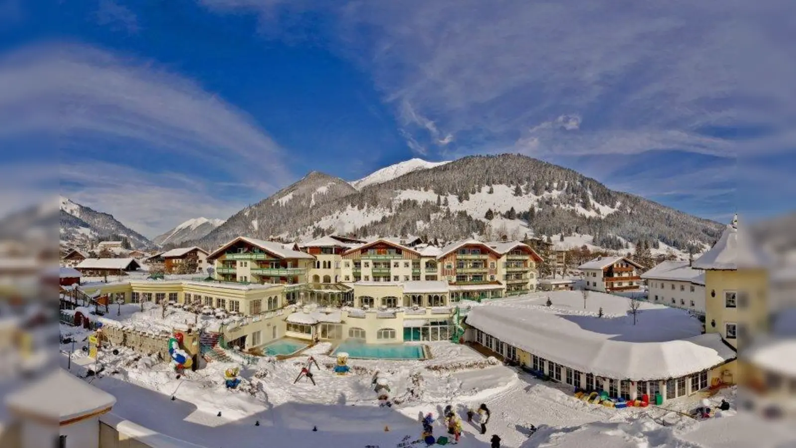 Herrliche Lage auf der Sonnenseite der Zugspitze: Vom Hotel Alpenrose hat man gerade einmal 100 Meter bis zum nächsten Sckigebiet. (Foto: © Alpenrose)