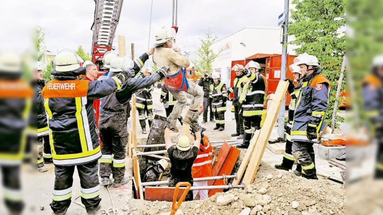 Dank eines Großaufgebots an Hilfsleistungen konnte ein 56-jähriger Bauarbeiter in Hohenbrunn glücklich gerettet werden.  (Foto: Schunk)