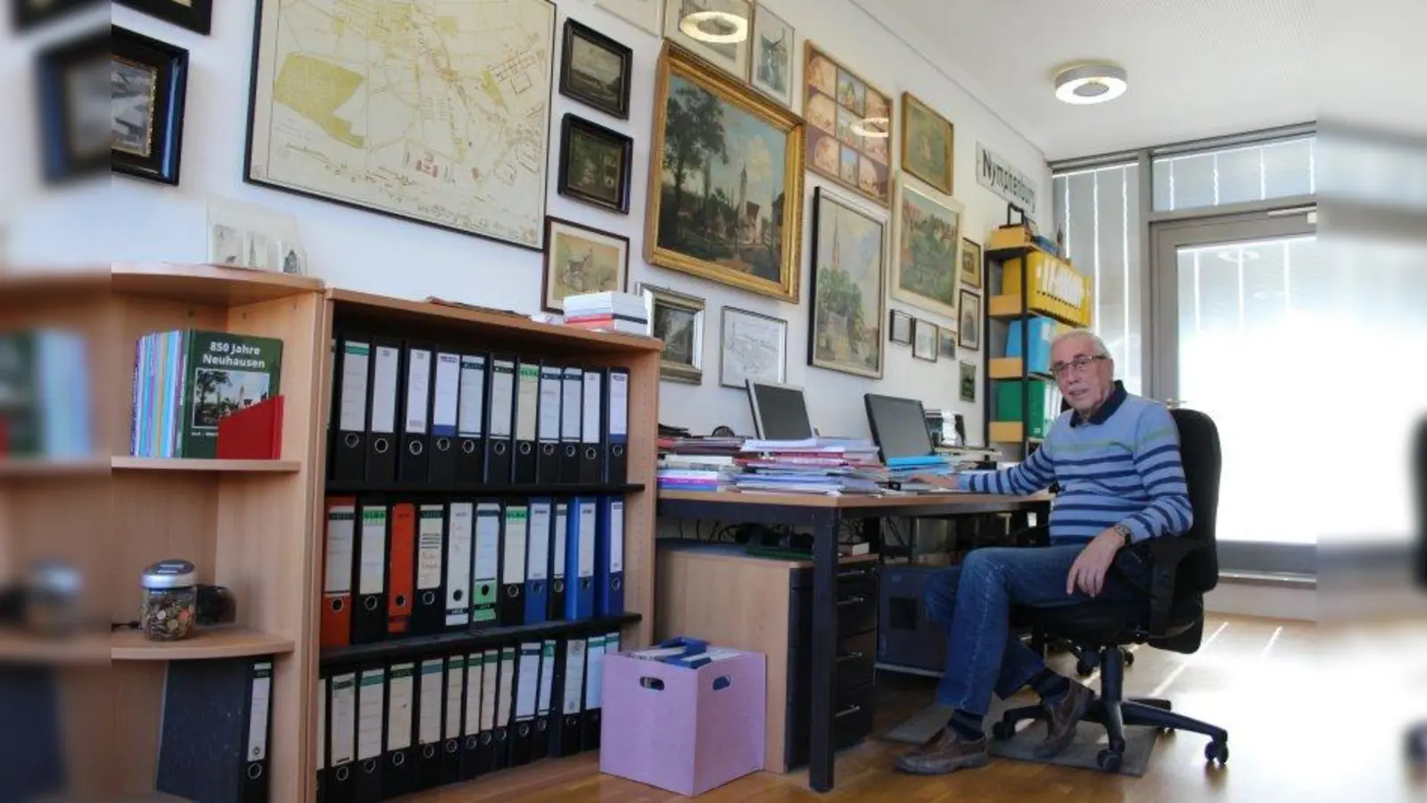 „Ein Tag ohne Geschichtswerkstatt ist ein verlorener Tag”: Franz Schröther in seinem Büro in der Nymphenburger Straße. (Foto: sb)