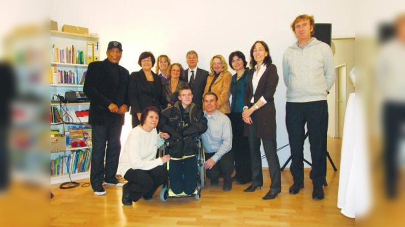 Benni, seine Eltern und sein Therapuet (re.) freuen sich über die Spende - zusammen mit Ron Williams (li.) und Schirmherrin Christa Stewens (2.v.l.) sowie Mitgliedern des Rotary-Clubs München-West und des Ambulanten Kinderhospizes. (Foto: pi)