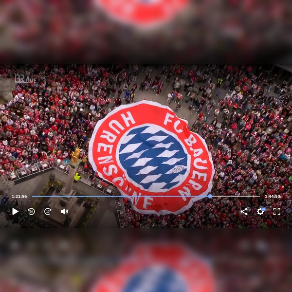Prank unter Fußballfans: FC Bayern-Meisterfeier auf dem Marienplatz.  (Foto: Screenshot BRLive)