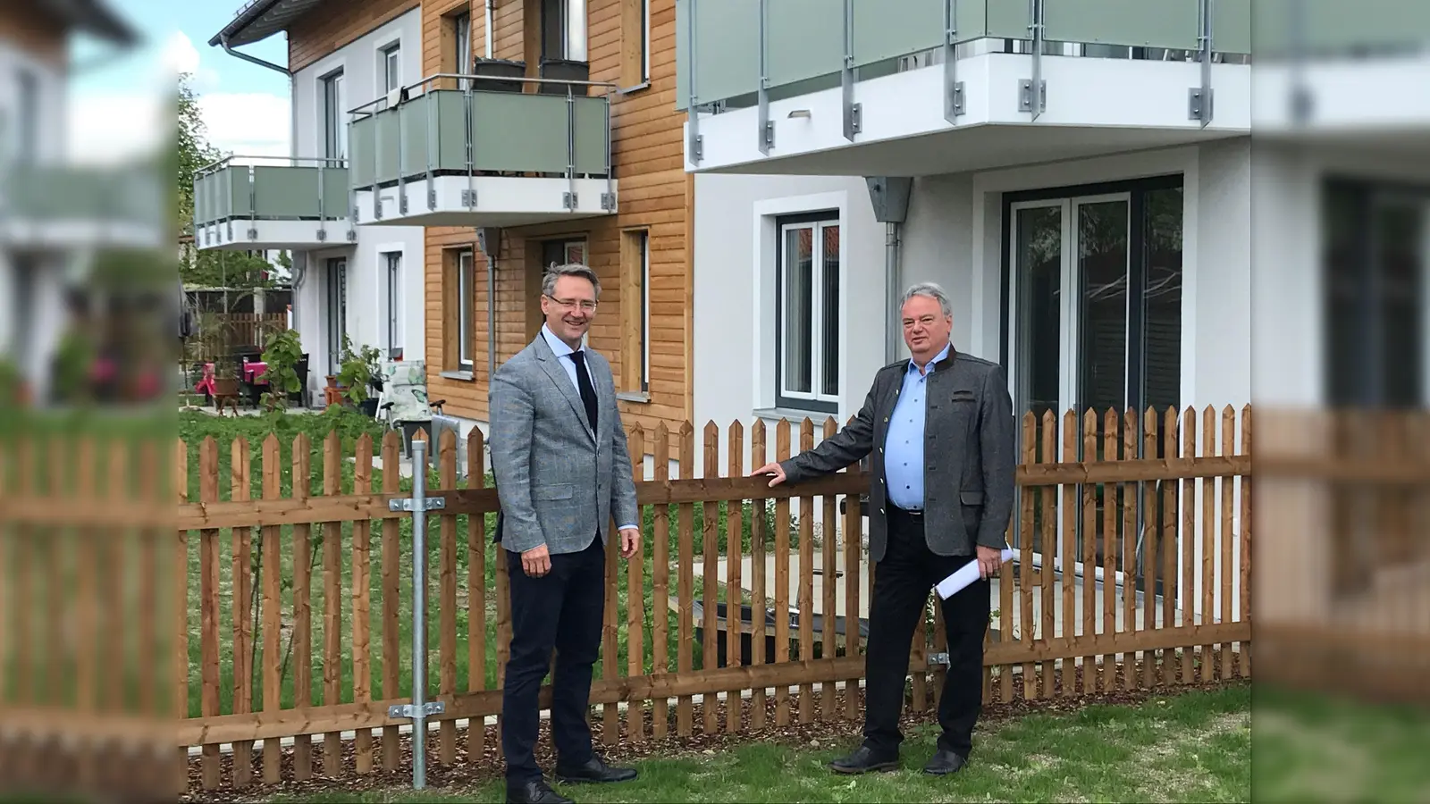 Bürgermeister Stefan Kern (l.) und der Geschäftsführer der Baugesellschaft München-Land GmbH Ullrich Bittner bei der Übergabe der neuen Wohnungen.  (Foto: Heike Woschee)