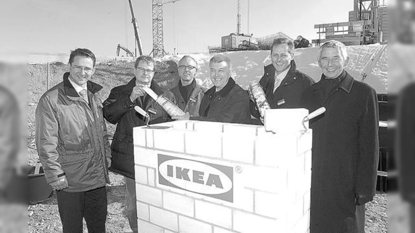 Grundsteinlegung für IKEA Brunnthal: Bürgermeister Stefan Kern, Klaus Zimmermann, Udo Knappstein, Eckhard Kalinowski, Edward Mohr und Hartmann Räther.  (Foto: Schunk)