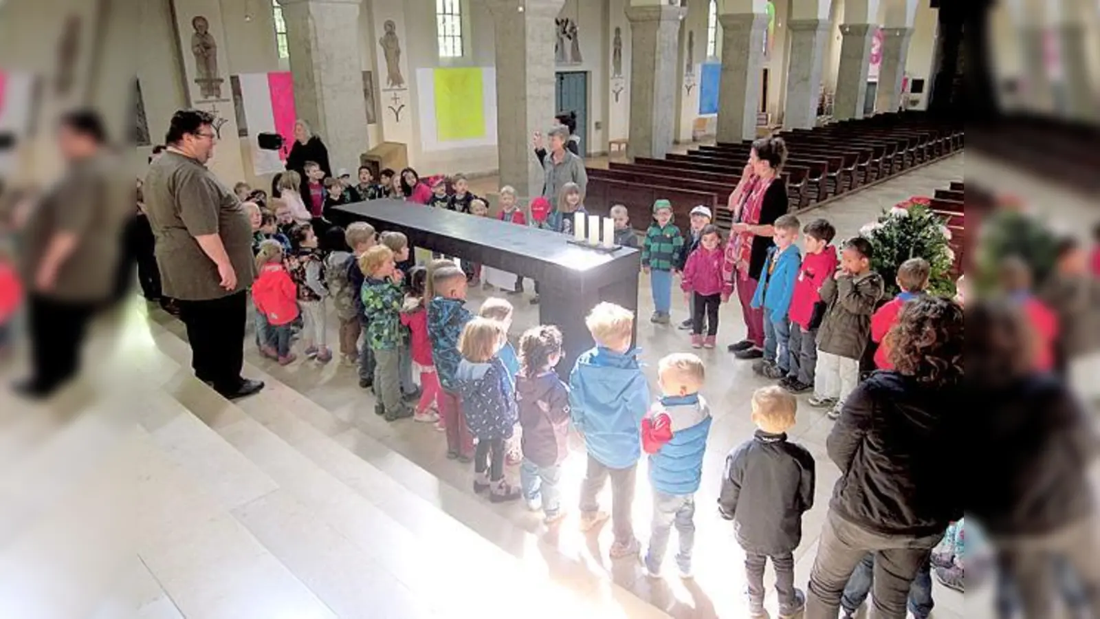 Interessiert schauten sich die Kindergartenkinder die Ausstellung von Theo Crash in der Pfarrkirche an.	 (Foto: Kindergarten)