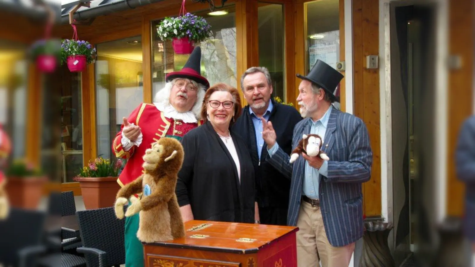 Vier Tage lang Feierlaune bei den GRÄGS und den Literaturfreunden aus Dresden: Gründer Thomas Rosenlöcher von der Unabhängige Schriftstellerassoziation Dresden (ASSO) sowie GRÄGS-Mitglieder Ellen Khazaka, Heribert Illig und Johannes Glötzner (v.l.). (Foto: privat)