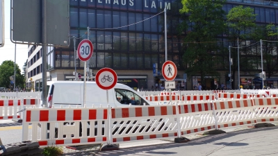 In der Fürstenrieder Straße gelten aufgrund der Großbaustelle für die Tram-Westtangente derzeit viele einschränkende Regelungen im Straßenverkehr. (Foto: Beatrix Köber)