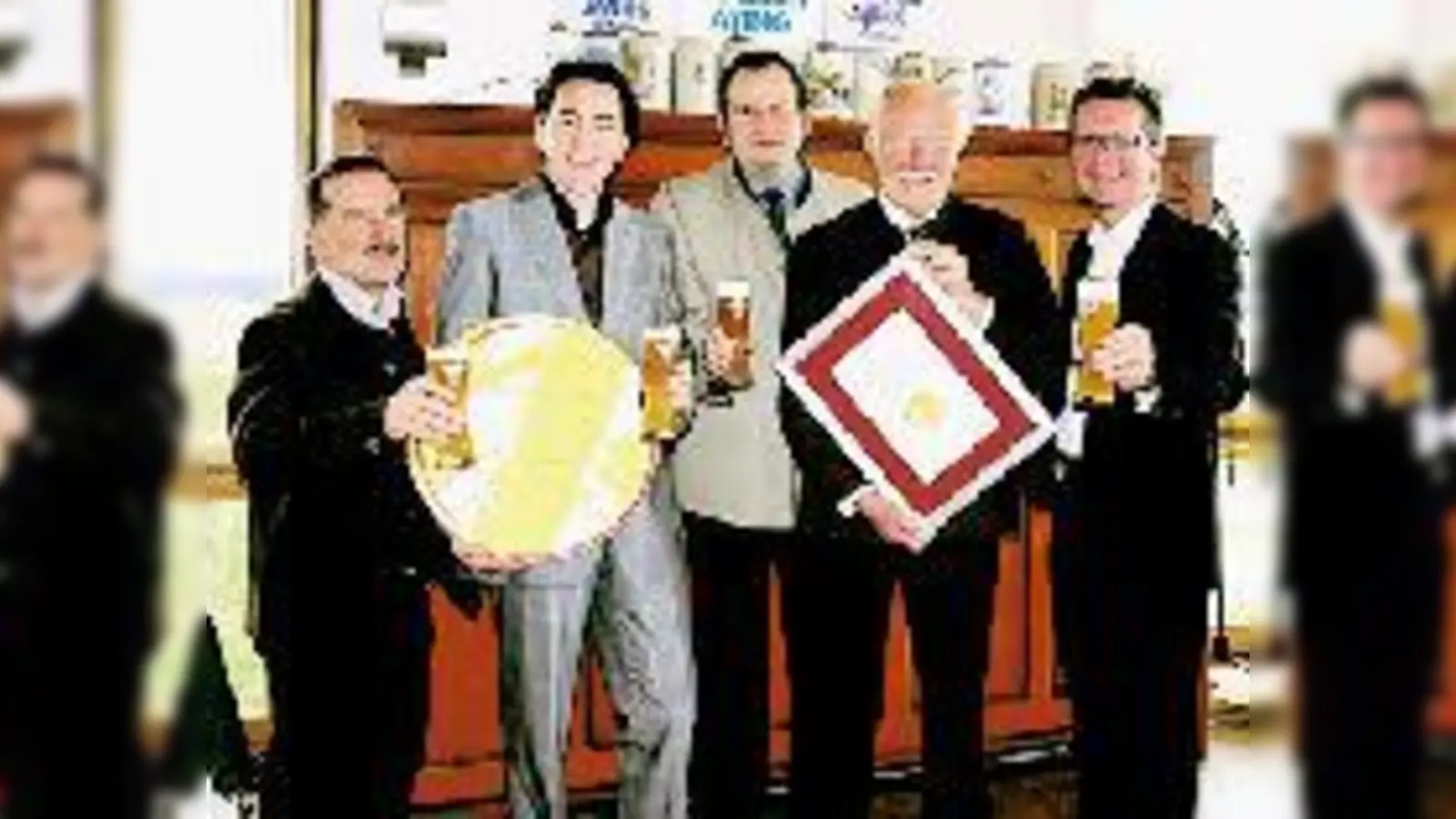Feierten gemeinsam die Kür zum Bier des Monats: (v. l.): Hans-Jürgen Iwan, Frank Winkel, Helmut Erdmann, der Bräu Franz Inselkammer, Matthias Kliemt.    (Foto: hw)