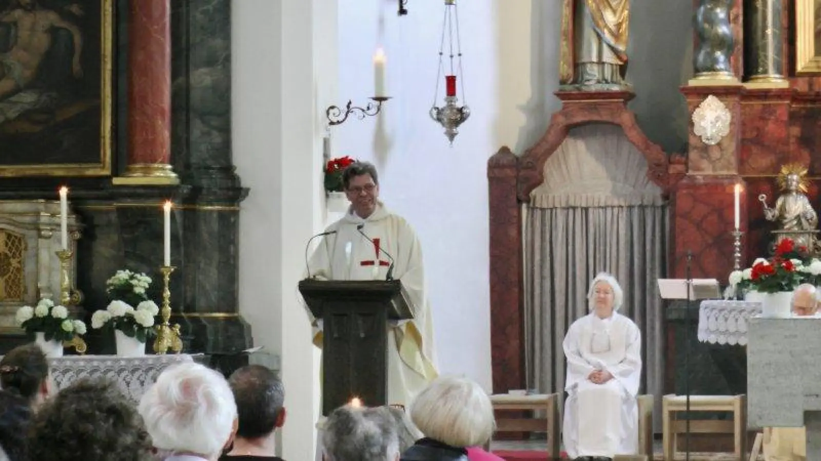 90 Jahre St. Achaz: Pfarrer Detlev Kahl hielt die Festpredigt. (Foto: Thomas Heglmeier)