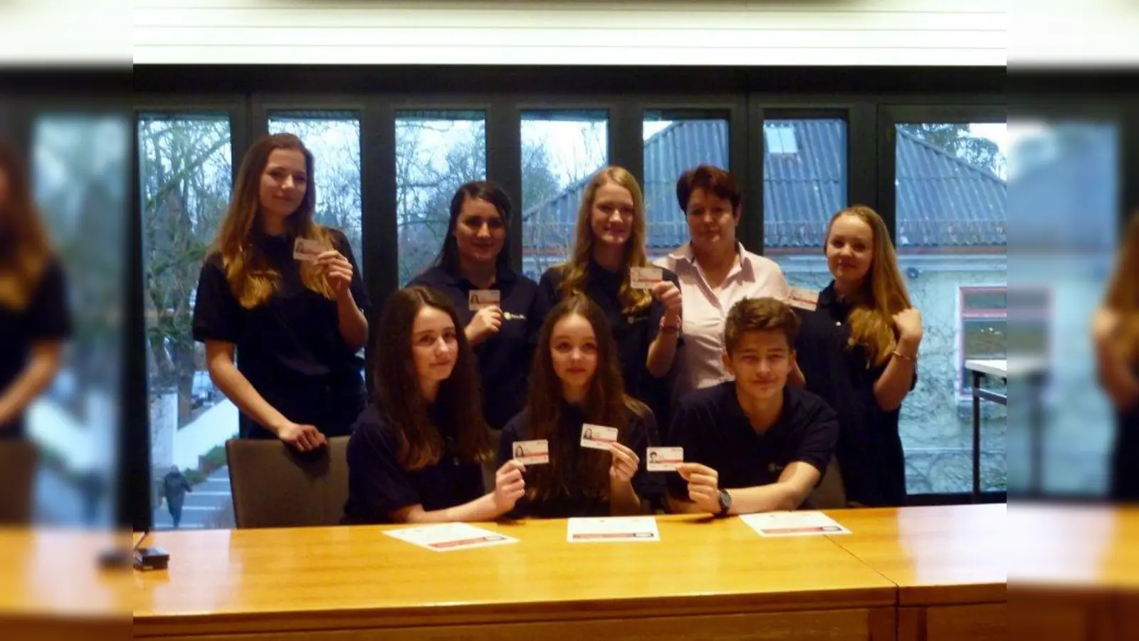 Vier Wochen lang haben sich insgesamt neun Schüler als DB-Schülerbegleiter ausbilden lassen. DB-Schulpatin Andrea Kopf (3.v.r.) wünschte den Schülern viel Erfolg. (Foto: Gemeinde Gauting)