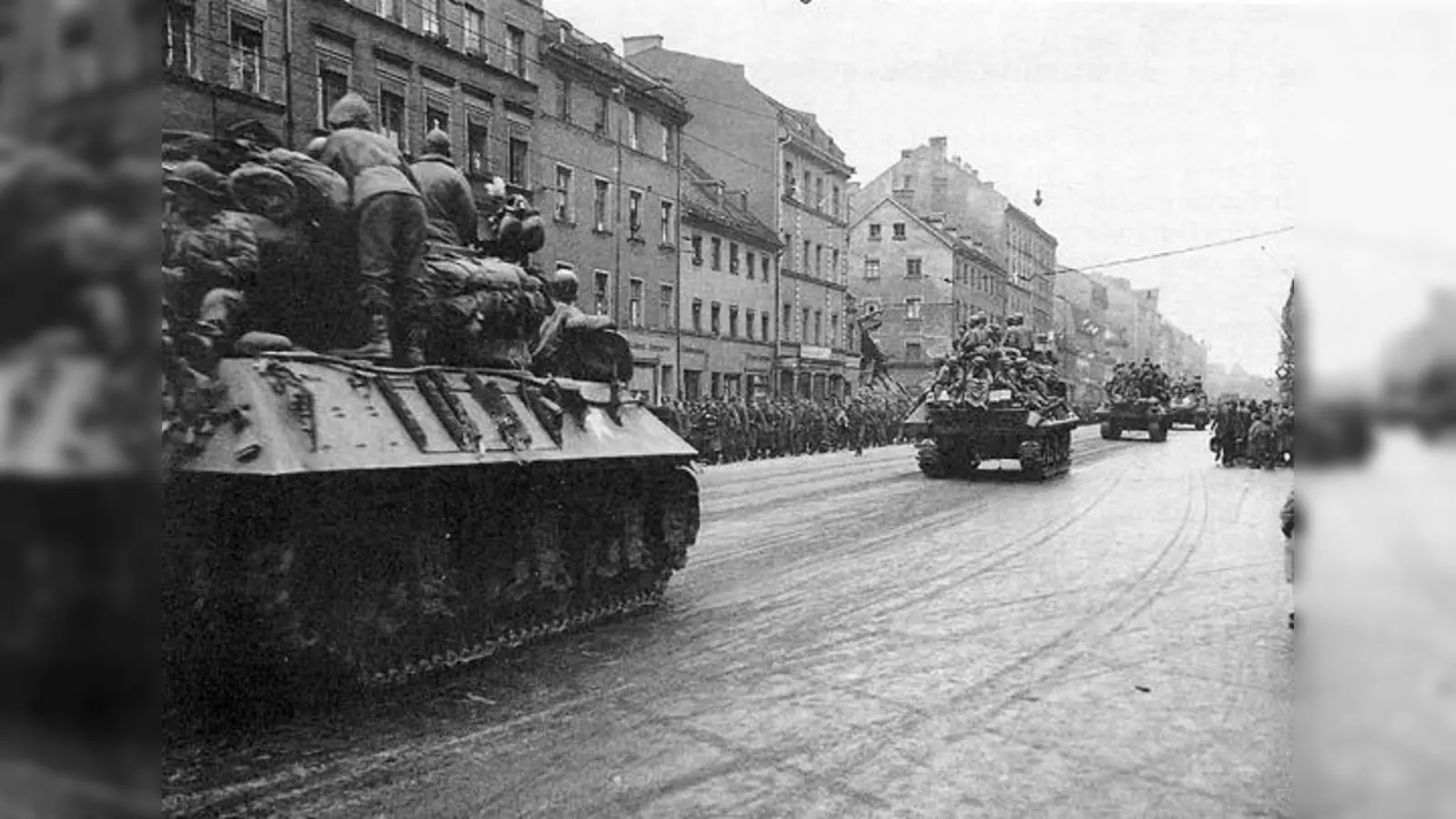 Die Amerikaner kommen: US-Panzer in der Rosenheimer Straße.	 (Quelle: Haidhausen-Museum/Stadtarchiv)
