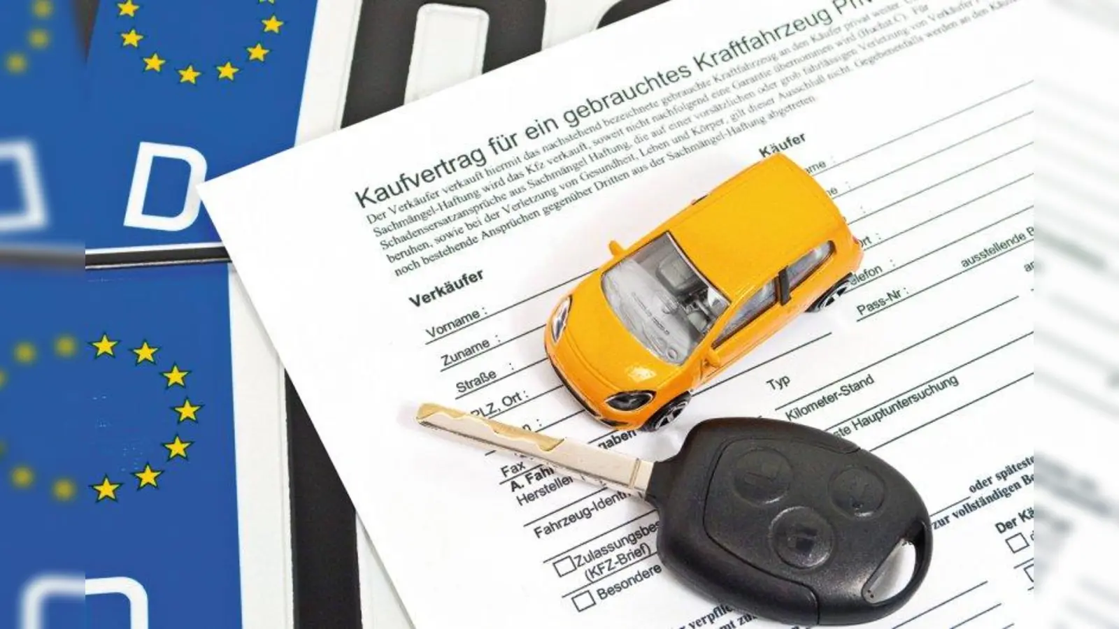 Vor Unterzeichnung des Kaufvertrags sollte man sich über den aktuellen, durchschnittlichen Marktwert des Gebrauchtwagens informieren. Eine schnelle und unkomplizierte Bewertung gibt es beim ADAC. (Foto: stockWERK – Fotolia.com)