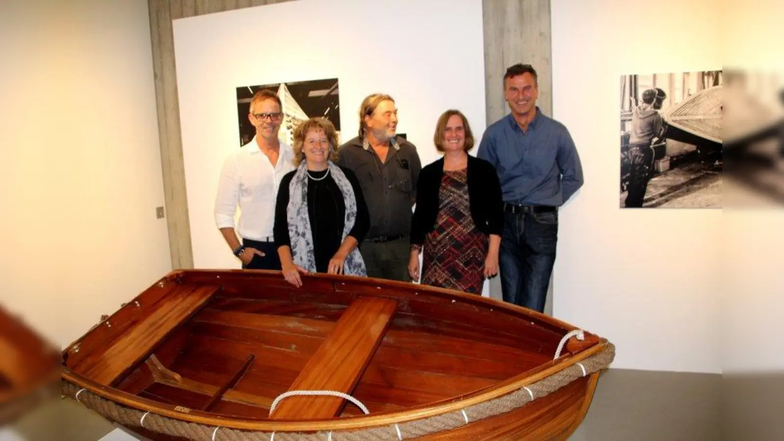 Freuen sich über die neue Ausstellung, von links: Stefan Zuber, Eva John, Ernst Simmerding, Sibylle Küttner und Wolfgang Meiler. (Foto: Irene Conradt)