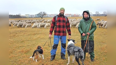 Setzen sich für mehr Miteinander auf der Panzerwiese ein: Schäferin Martina Feser und Alexander Wöhl.	 (Foto: ch)