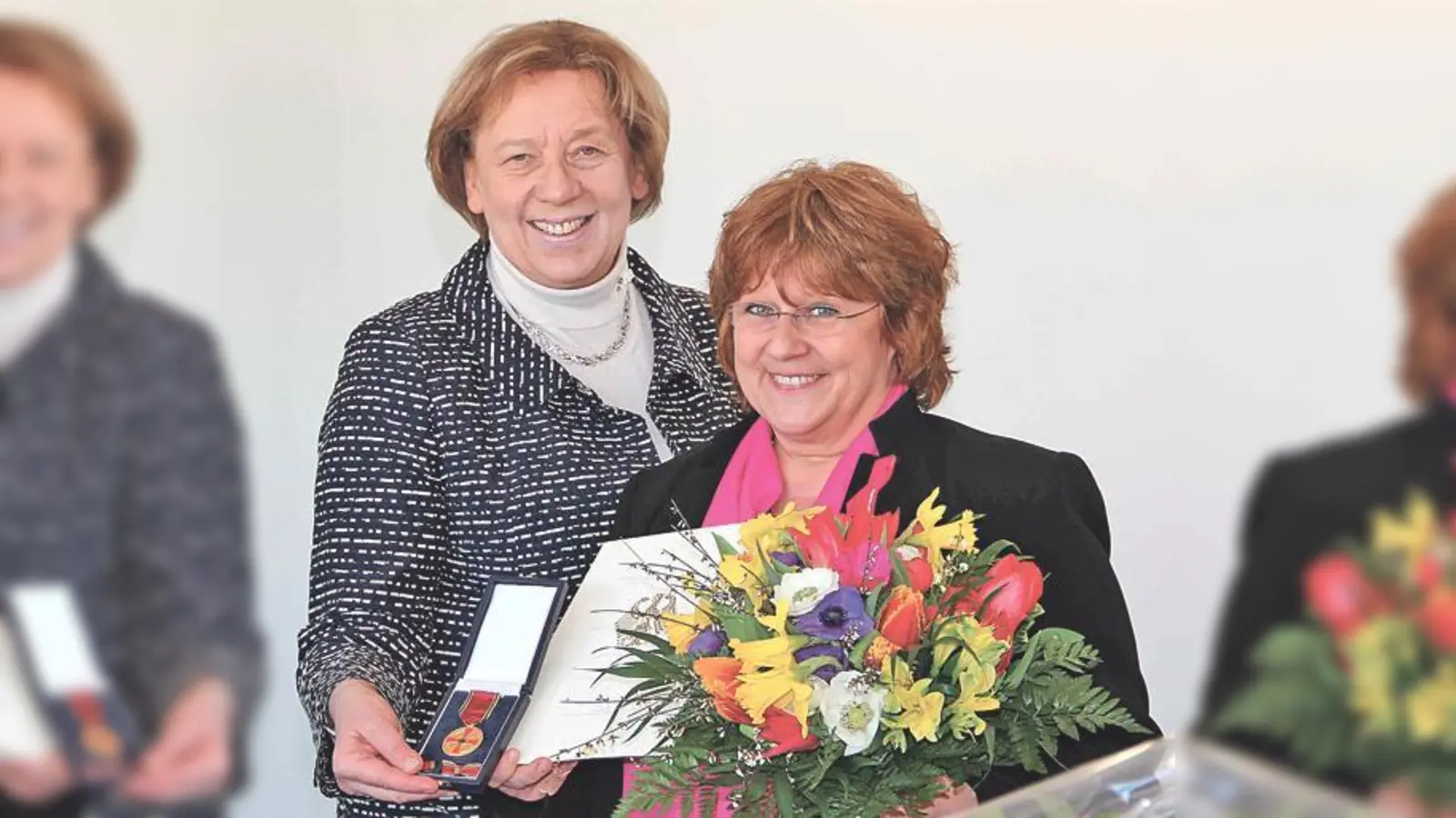 Landrätin Johanna Rumschöttel überreichte Renate Haidinger das Bundesverdienstkreuz.	 (Foto: VA)