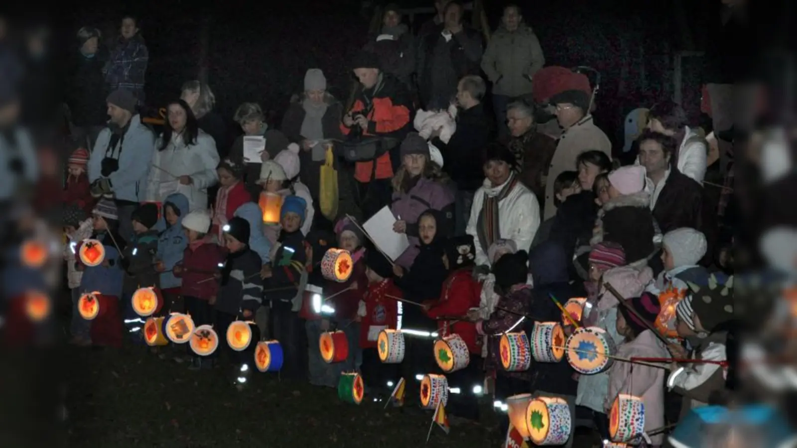 Beim Kreis ums Martinsfeuer ließen die Kinder stolz ihre selbst gebastelten Laternen leuchten. (Foto: pi)