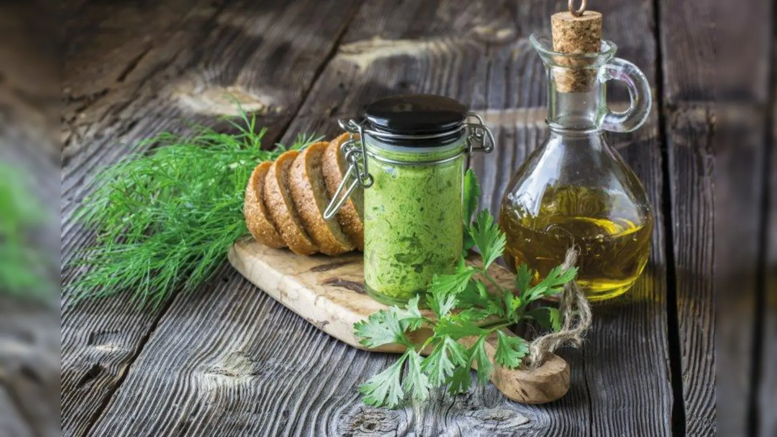 Kräuteraufstriche und Kräuterpesto sind ein purer Genuss. (Foto: Pflanzen-Kölle)