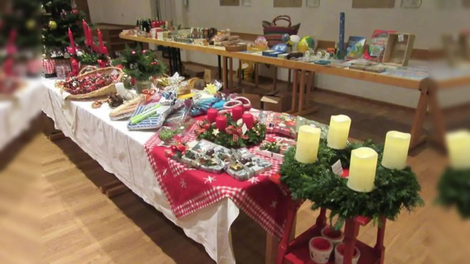 Beim Christkindlmarkt in St. Lorenz gibt es wieder viele schöne Gestecke zu kaufen. Auch das „Café Lorenz” ist ganztägig am 1. und 2. Dezember geöffnet.  (Foto: Gemeinde)