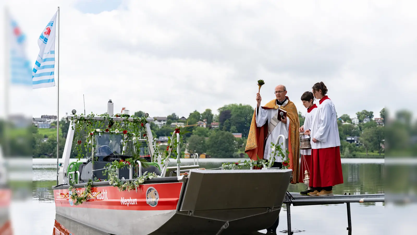 Diakon Dr. Thomas Bücherl segnete das Rettungsboot. (Foto: Wasserwacht Pilsensee)