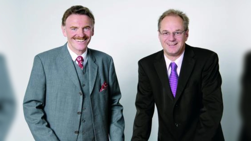 Der Vorstandsvorsitzende der Raiffeisenbank München-Süd eG, Georg Hagensick (re.), und der stellvertretende Vorsitzende des Vorstands, Heinz Schneider. (Foto: pi)