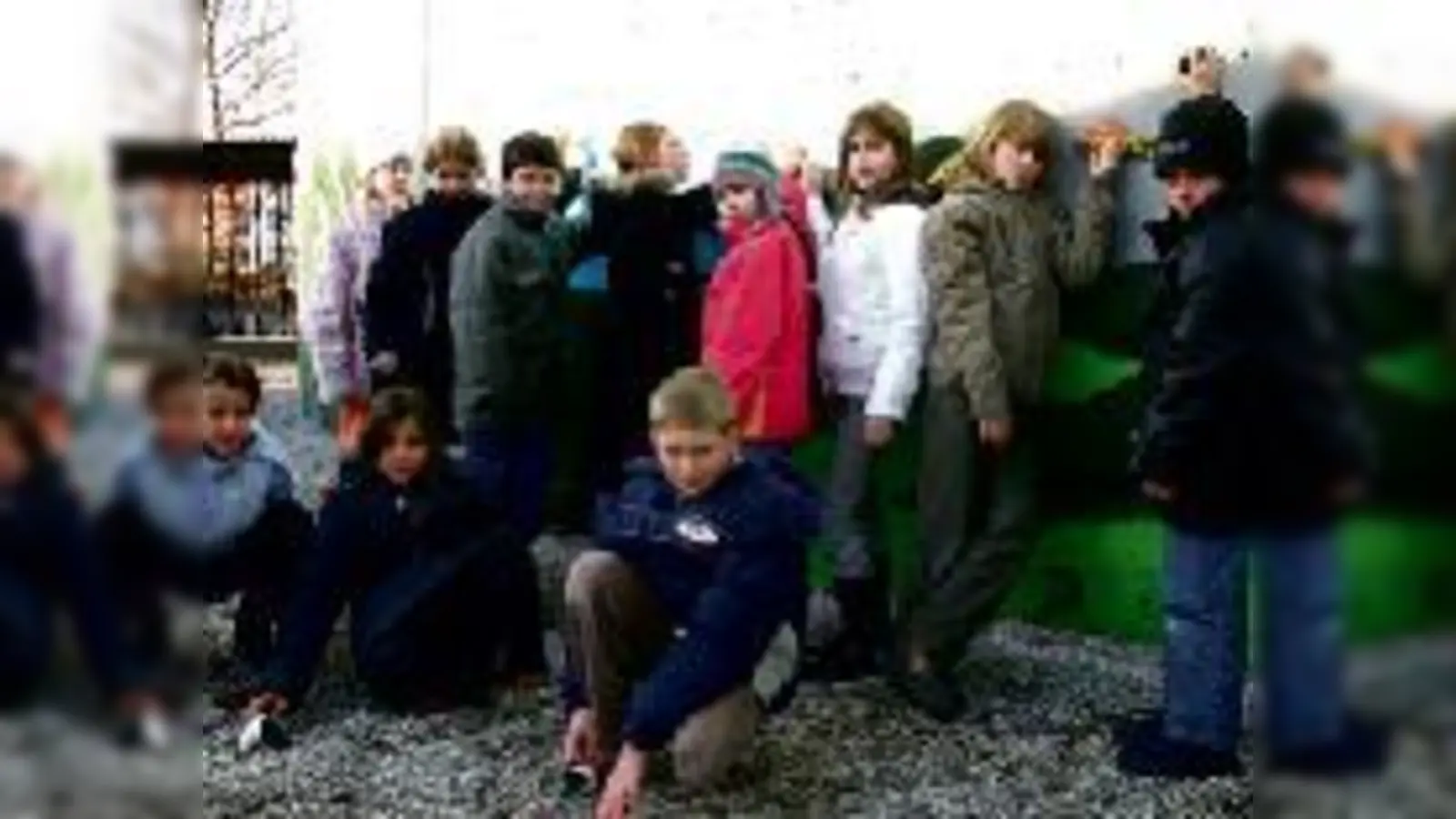 Sie sind »stinksauer«: Schülerinnen und Schüler der Grundschule 2 in Neufahrn zeigen die paar Griffe der Boulderwand, die ihnen noch geblieben sind.  (Foto: em)