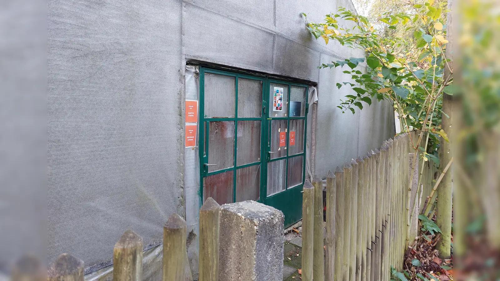 Das Botanikum in der Feldmochinger Straße: Die einstigen Gewächshäuser dienen heute als Ateliers für Künstler. Diese sollen für eine Ausgleichfläche weichen. (Foto: bas)