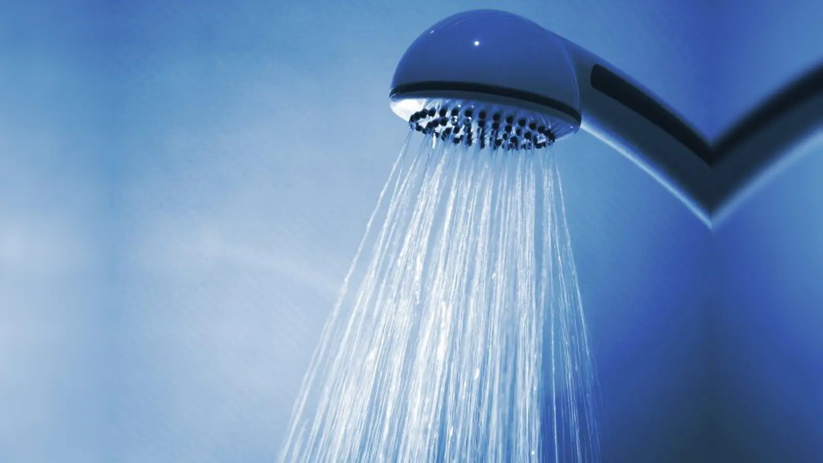 Eine Infektionsgefahr durch Legionellen ist immer dann gegeben, wenn erregerhaltiges Wasser über die Luftröhre in die Lunge gelangt. (Foto: Rainer Sturm_pixelio.de)