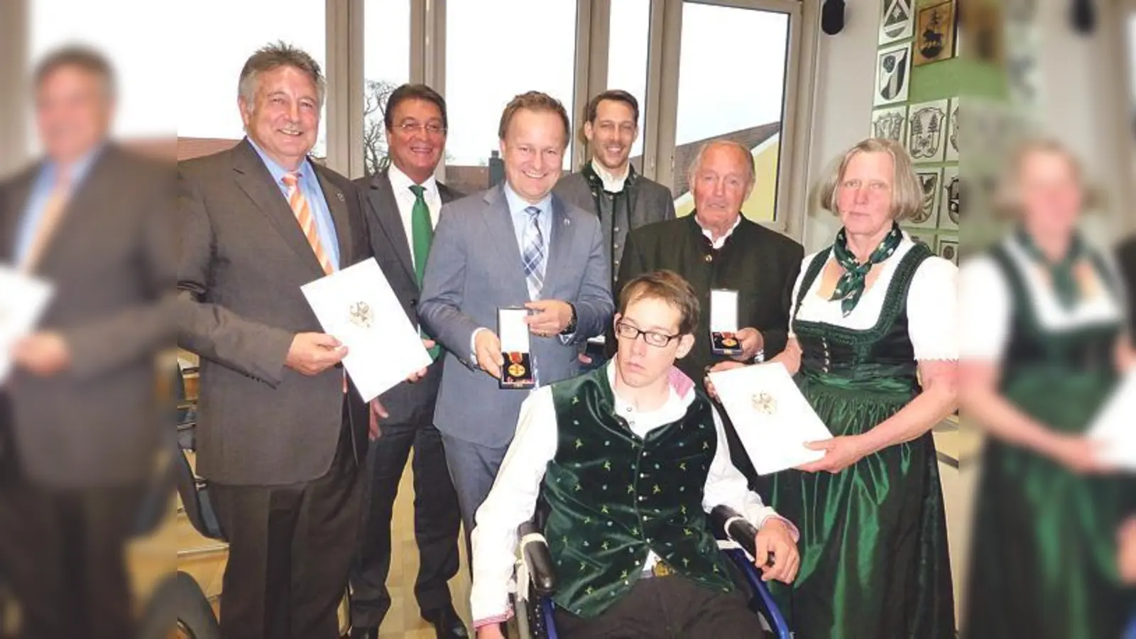 Ebersbergs Landrat Robert Niedergesäß (Mitte) ehrte Renate und Vitus Hirthammer (2. v rechts) mit der Bundesverdienstmedaille. Das Ehepaar pflegt seit August 2001 Sohn Florian, der nach einem Unfall gelähmt ist.	 (Foto: privat)
