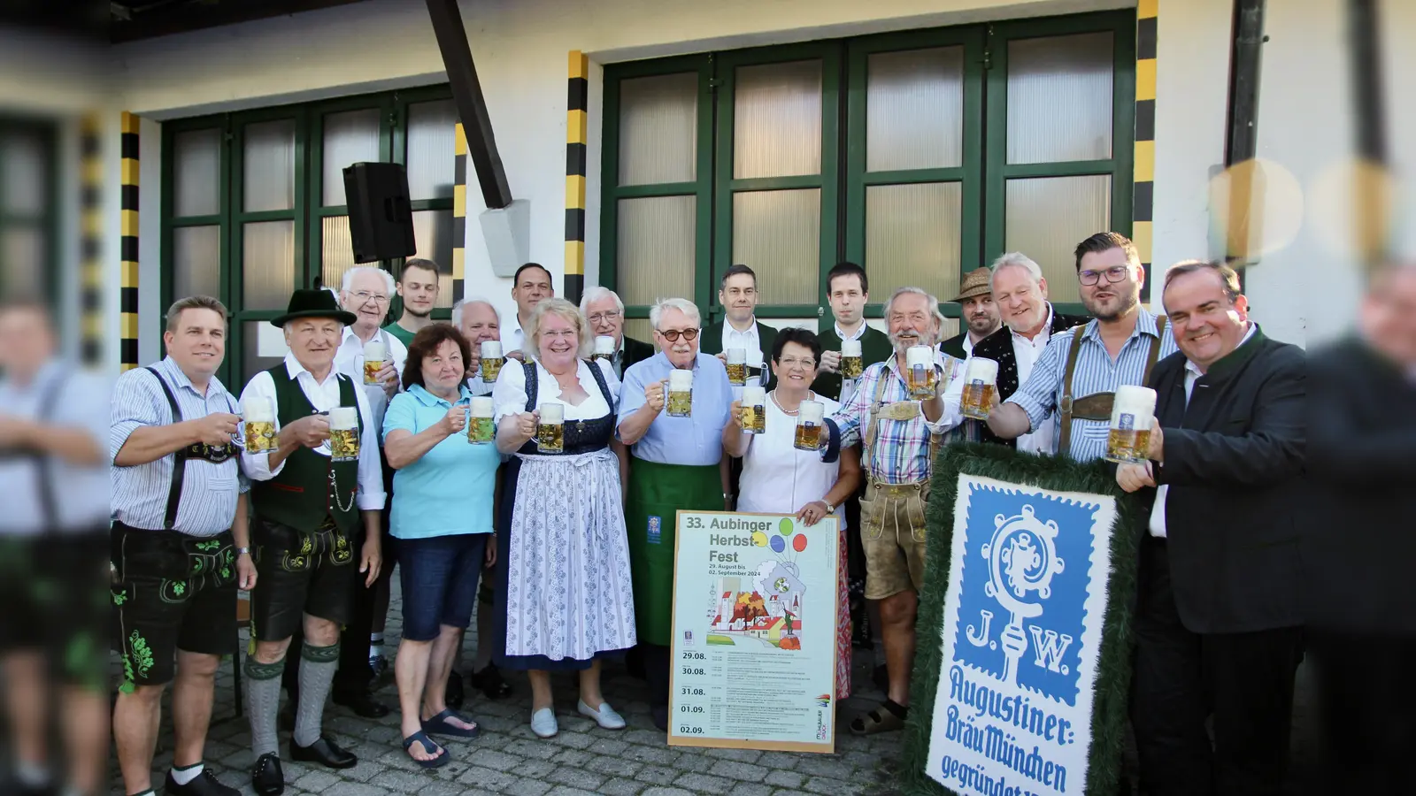 Auf ein schönes Herbstfest! Vereine und Politiker stießen auf das kommende Herbstfest an. Neben Schirmherr Otmar Bernhard (Mitte) kam auch Wirtschaftsreferent Clemens Baumgärtner (r.) zur traditionellen Bierprobe. (Foto: us)