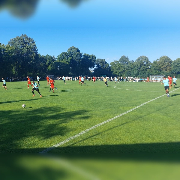 Wird auf der Bezirkssportanlage Ebereschenstraße bald Landesliga gespielt? Der SV Nord Lerchenau führt aktuell die Bezirksliga Oberbayern Nord an. (Archivbild: bas)