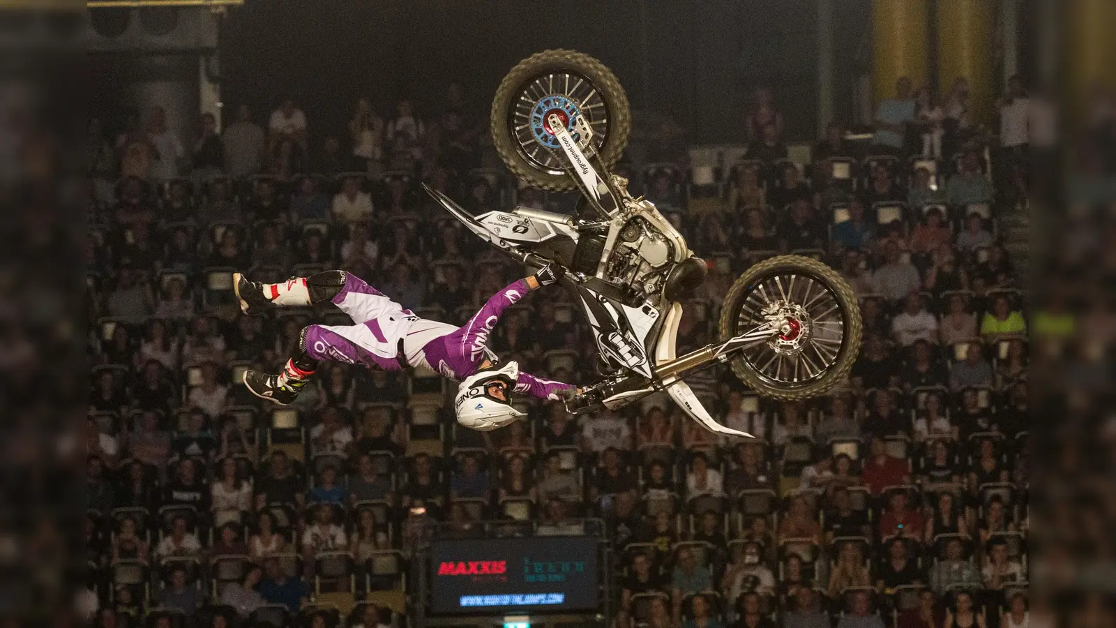 Für die Fahrer der Night of the Jumps scheinen die Gesetze der Schwerkraft nicht zu gelten. (Foto: VA)