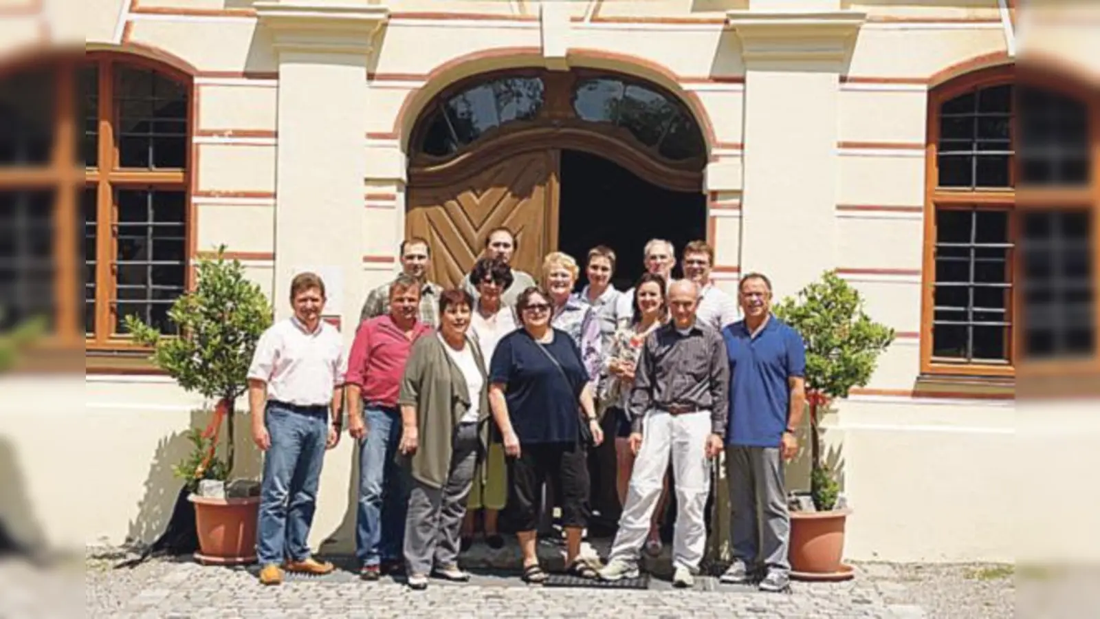 Gemeinderäte und Seminarleitung im ehemaligen Benediktinerkloster Thierhaupten.  (Foto: Gemeinde)